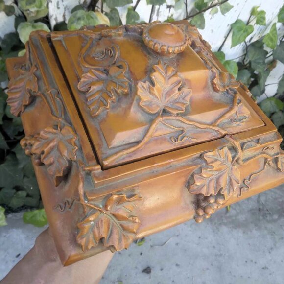 Stunning Intricately Sculpted Ornate Grape Vines Large Lidded Trinket Box - Picture 6 of 10